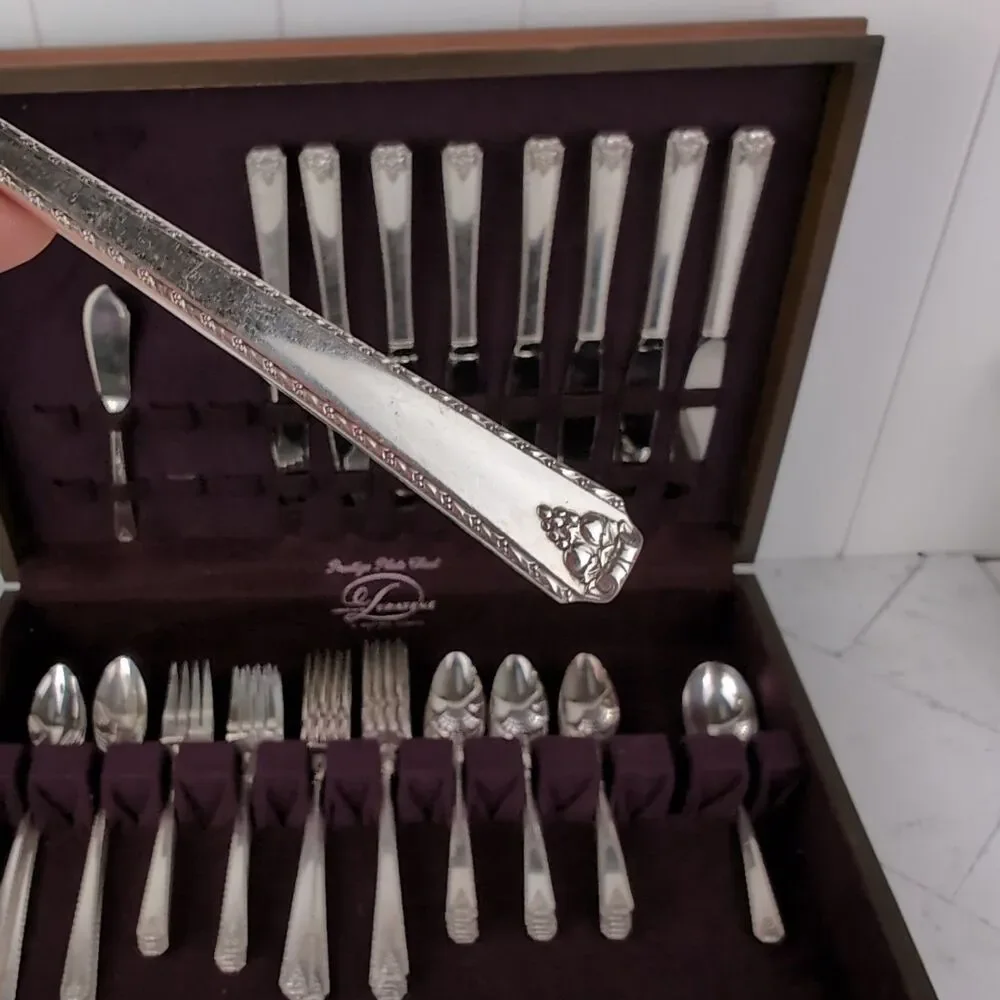 Vintage Oneida Prestige BORDEAUX 1945 Silverplate 50 Pieces + Storage Box